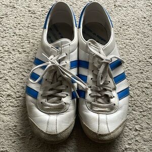 Adidas white sneaker with blue stripe